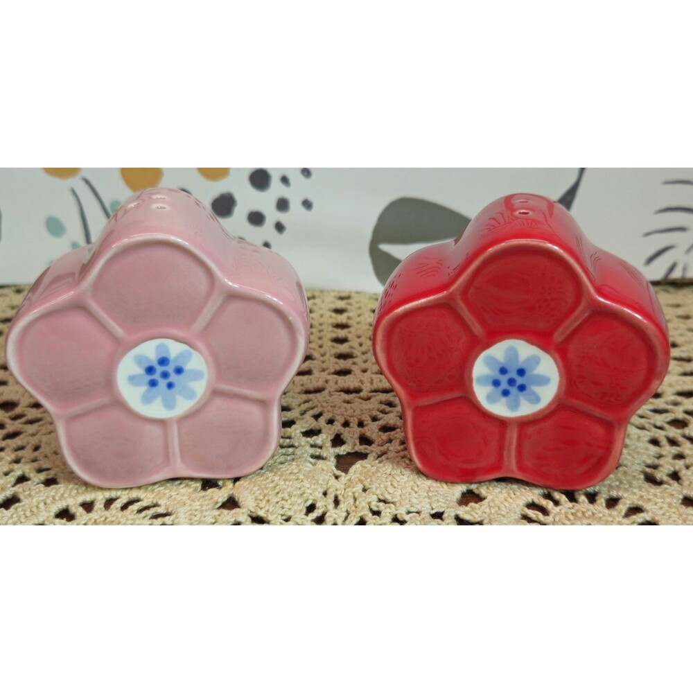 NWT Ceramic Flower Salt & Pepper Shaker Set The Spring Shop